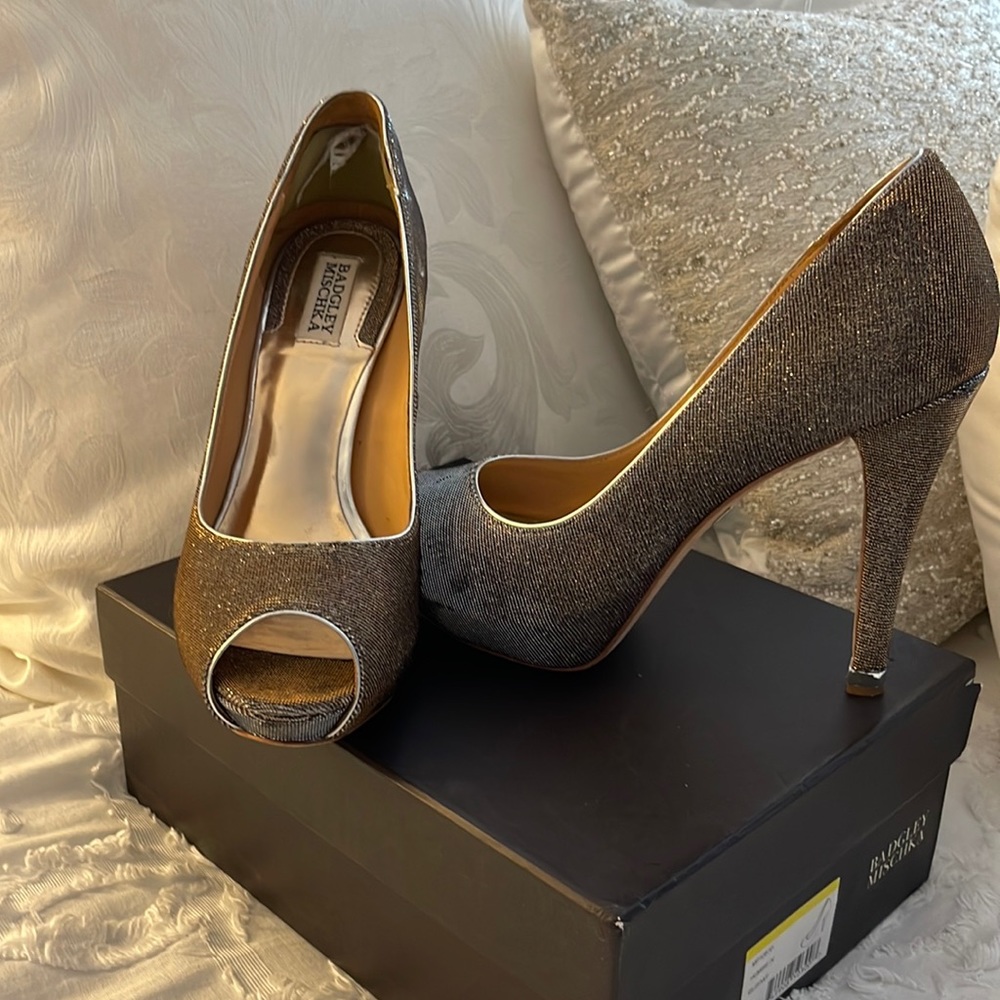 Badgley Mischka metallic gold/silver peep toe pumps